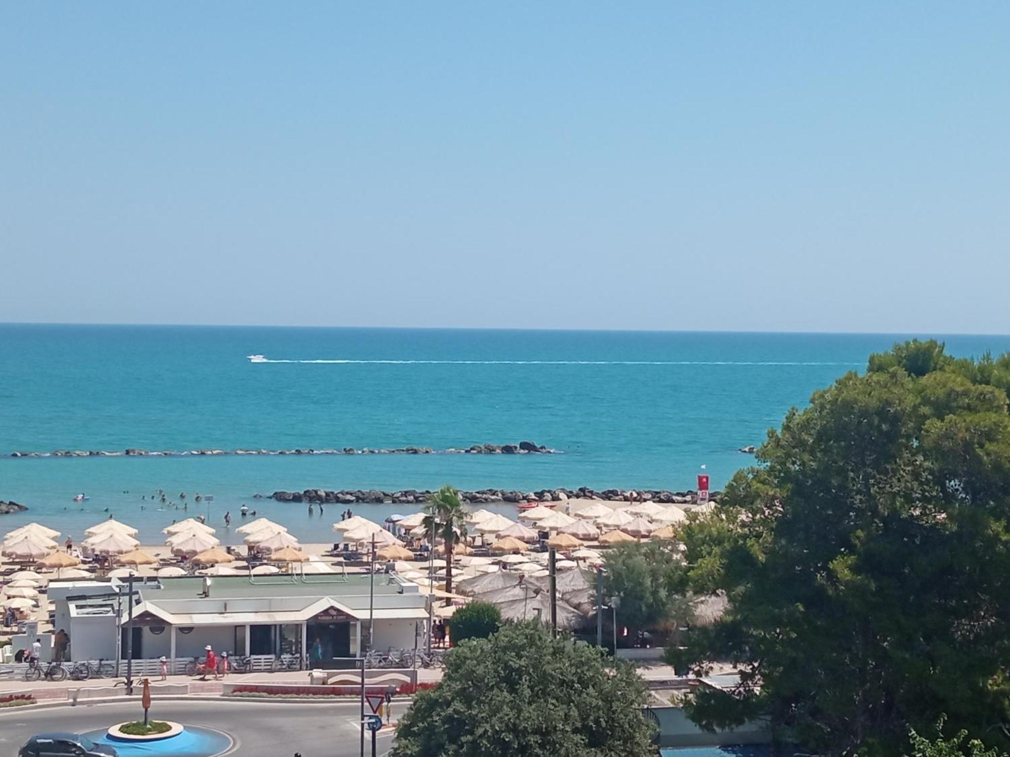 La Vela Fronte Mare Apartment *